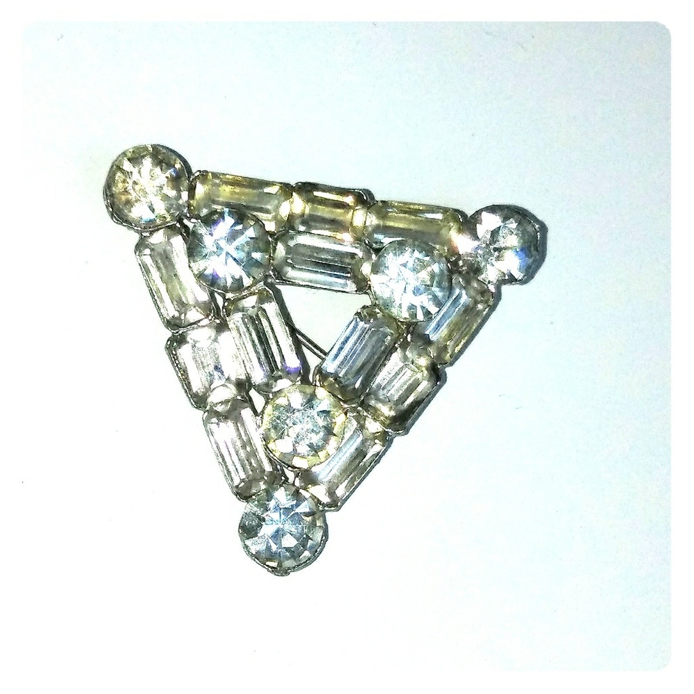 🚫SOLD🚫Vintage triangle rhinestone brooch